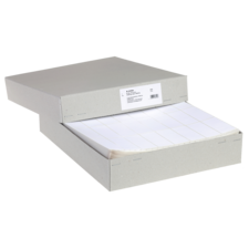 Graue Papierbox mit einem Stapel unbedrucktem Papier, teilweise herausgezogen. Auf der Vorderseite befindet sich ein Etikett.