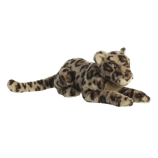 Plüschleopard in liegender Position mit geflecktem Fell und aufmerksamen Augen.