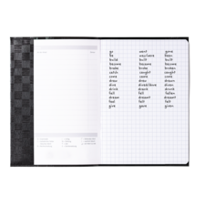 Ein offenes Notizbuch mit einer Liste unregelmäßiger Verben in englischer Sprache, einschließlich ihrer Grundform und Vergangenheitsformen.