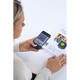 Eine Person scannt mit einem Smartphone einen QR-Code auf einem Flyer, der Informationen zu einem Produkt oder Dienstleistung bietet.
