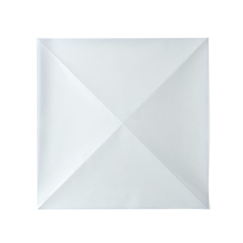 Weißer quadratischer Umschlag mit gefalteten Ecken, bereit zum Versenden oder für die Aufbewahrung von Dokumenten.