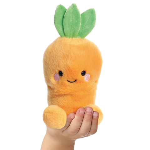 Eine orangefarbene, plüschige Karotte mit grünen Blättern, die von einer Hand gehalten wird.