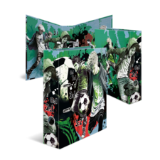 Drei aufgestellte Fußball-Magazine mit grafischen Illustrationen von Spielern und Spielständen, die in lebhaften Farben gestaltet sind.
