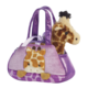 Lila Tasche mit einem Plüschgiraffenkopf, der herausragt. Die Tasche hat ein Giraffenmotiv und zwei Tragegriffe.