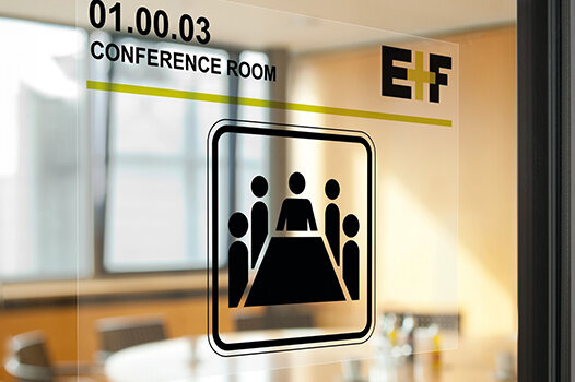 Transparentes Etikett auf Glasscheibe eines Konferrenzraumes
