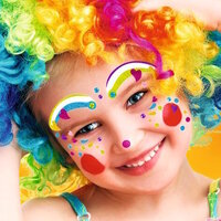 Kind mit Face Art Stickern als Clown verkleidet
