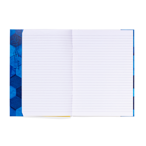 Ein offenes Notizbuch mit linierten Seiten und einem bunten, hexagonalen Muster auf dem Einband.