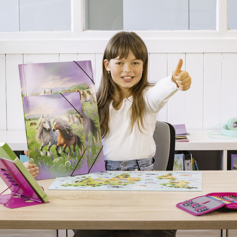 Ein Mädchen mit langen Haaren zeigt Daumen hoch, während sie ein Puzzle mit Pferdemotiv und eine Karte auf einem Tisch präsentiert.