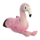 Plüschflamingo in Rosa mit schwarzen Flügelspitzen, sitzt aufrecht mit einem langen Hals und einem charakteristischen Schnabel.