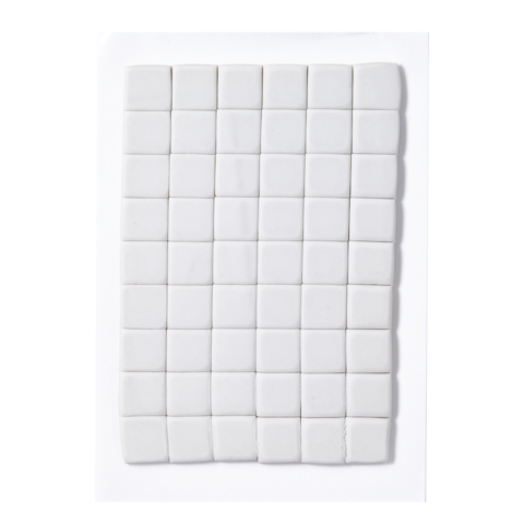 Ein rechteckiges Arrangement aus weißen quadratischen Zuckerstücken, gleichmäßig in mehreren Reihen und Spalten angeordnet.