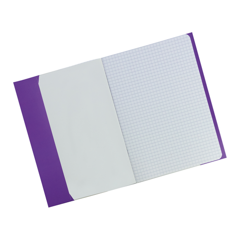 Ein offenes Notizbuch mit kariertem Papier und lila Umschlag. Die linke Seite ist leer, während die rechte Seite mit kariertem Papier gefüllt ist.