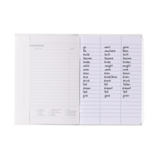 Eine offene Seite eines Notizbuchs mit einer Liste unregelmäßiger englischer Verben und ihren Vergangenheitsformen.