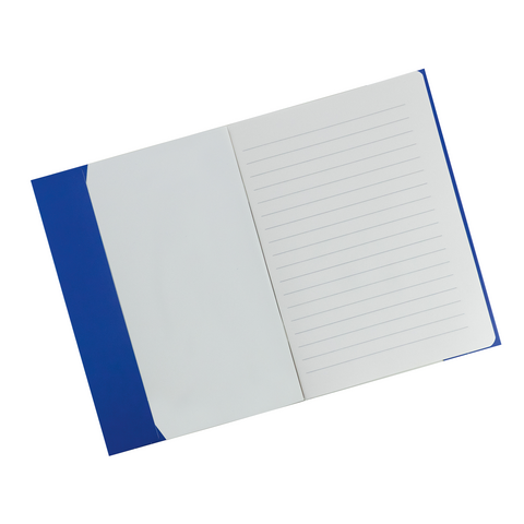 Ein offenes Notizbuch mit linierten Seiten und einem blauen Einband. Die linke Seite ist leer und unbeschrieben.
