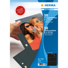 10 Fotohüllen für 9 x 13 cm Fotos, schwarz, mit beidseitigem Einsteckfach. Verpackung zeigt eine Hand, die eine Hülle hält.