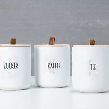 Drei Parfümflaschen mit dem Aufdruck "TESTER", eine mit rosa Flüssigkeit und zwei mit klarer und gelber Flüssigkeit.