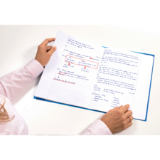 Eine Person hält ein offenes Notizbuch mit handschriftlichen Notizen und Markierungen. Die Seiten enthalten verschiedene Informationen und Aufgaben.