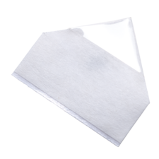 Ein gefaltetes, transparentes Backpapier, das auf einer weißen Oberfläche liegt.