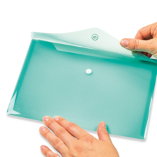 Eine Hand hält einen blauen, flachen Behälter mit einem abnehmbaren Deckel und einem kleinen weißen Knopf in der Mitte.