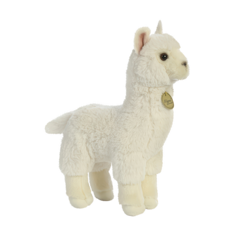 Weißes Plüsch-Lama mit einem goldenen Anhänger, das aufrecht steht und einen freundlichen Gesichtsausdruck hat.