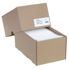 Braune Kartonbox mit geöffnetem Deckel, gefüllt mit weißen Blättern. Ein Etikett auf der Vorderseite zeigt Produktinformationen.