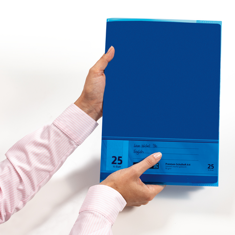Eine Person hält einen blauen Ordner mit einer blauen Beschriftung und der Zahl 25 in der Hand. Der Ordner scheint für Dokumente verwendet zu werden.