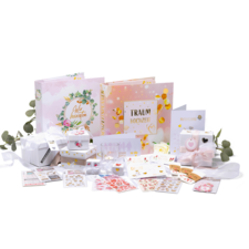 Hochzeitsplanungsset mit zwei Fotoalben, Geschenken, Aufklebern und Dekorationen in Pastellfarben.