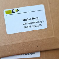 Naturbrauner Briefumschlag mit einem Etikett aus Recyclingmaterial, das bedruckt ist.