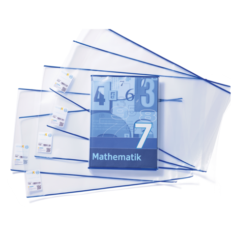 Ein Mathematikbuch mit der Nummer 7 und mehreren durchsichtigen Hüllen, die mit blauen Streifen versehen sind.