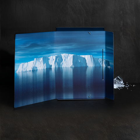 Ein gefalteter Ordner mit einem Bild eines Eisbergs, der im Wasser schwimmt, vor einem blauen Himmel.