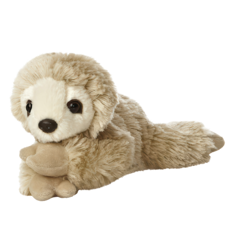 Plüschfaultier mit weichem, graubraunem Fell, das auf dem Bauch liegt und die Vorderpfoten zusammengelegt hat.