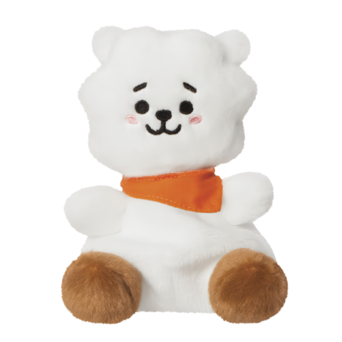 Plüschbär mit weißem Fell, braunen Pfoten und einem orangefarbenen Halstuch. Freundliches Gesicht mit lächelnden Augen und Wangen.