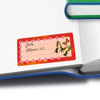 Ausschnitt eines Buches mit Fokus auf ein Beschriftungsetikett