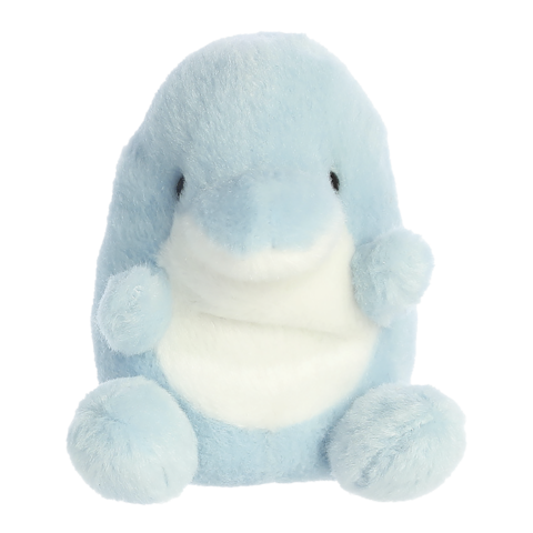 Ein niedlicher, blauer Plüschwal mit einem weißen Bauch und runden, weichen Pfoten sitzt aufrecht.