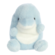 Ein niedlicher, blauer Plüschwal mit einem weißen Bauch und runden, weichen Pfoten sitzt aufrecht.