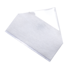 Ein weißes, gefaltetes Blatt Papier mit einer transparenten Folie an einer Ecke, das auf einer weißen Oberfläche liegt.