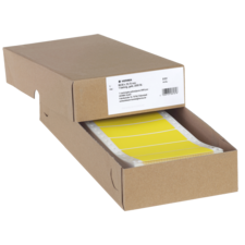 Eine braune Kartonbox mit gelben Etiketten, die teilweise herausgezogen sind. Auf der Box befindet sich ein Etikett mit Produktinformationen.