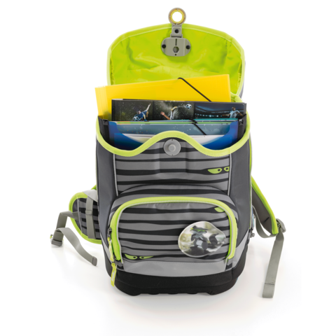 Grauer Rucksack mit grünen Akzenten, geöffnet und gefüllt mit Ordnern und Dokumenten. Auf der Vorderseite ist ein Aufkleber angebracht.