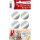 Silberne runde Aufkleber auf einem Bogen, geeignet für Dekoration oder Geschenke. Verpackt mit Weihnachtsgeschenken im Hintergrund.