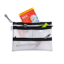 Schwarze Reißverschlusstasche mit verschiedenen Schreibutensilien und einem Reiseführer für Berlin von Marco Polo.