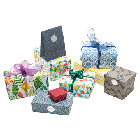 Bunte Geschenkpäckchen in verschiedenen Größen und Designs, dekoriert mit Schleifen und Etiketten, angeordnet auf einer Oberfläche.