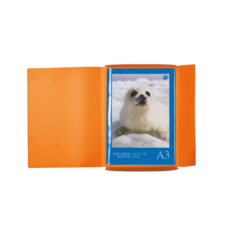 Ein offenes Skizzenbuch in orange mit einem Bild einer Robbe auf dem Cover. Das Format ist A3.