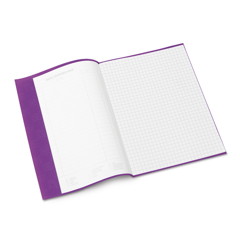 Ein offenes Notizbuch mit handschriftlichem Text über eine kleine Hexe und verschiedene Aktivitäten am Morgen.