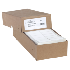Eine offene Kartonbox mit gestapelten Etiketten, die zur Beschriftung verwendet werden können. Die Box enthält mehrere Blätter.