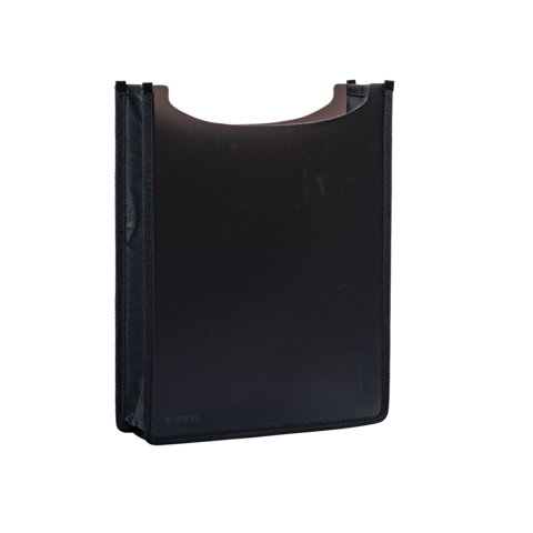 Schwarze, flache Mappe mit einem abgerundeten oberen Rand, geeignet für Dokumente oder Notizen.