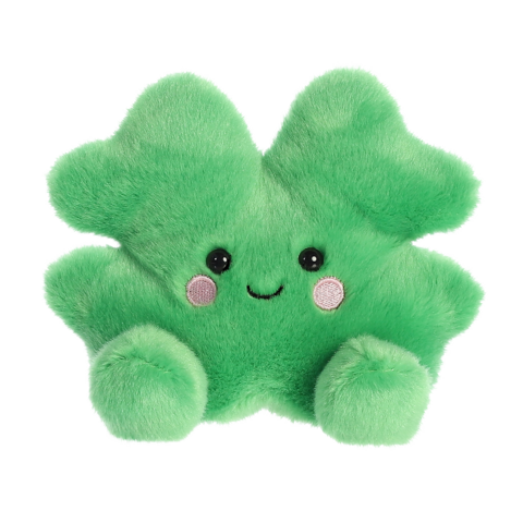 Grünes, plüschiges Kissen in Form eines Kleeblatts mit einem lächelnden Gesicht und großen Augen.