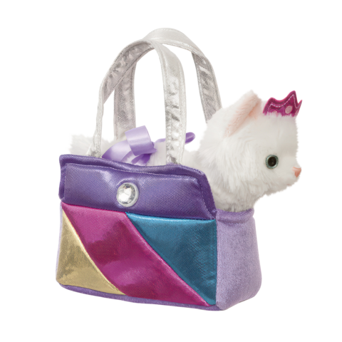 Plüschkatze mit Krone sitzt in einer bunten Handtasche mit zwei Tragegriffen und einer Schleife.