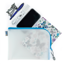 Ein durchsichtiger Beutel mit blauer Reißverschlusskante, gefüllt mit einem Smartphone, Kabeln, einem Stift und weiteren Büroartikeln.