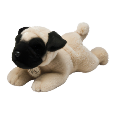 Plüschmops in liegender Position, mit beigem Körper und schwarzem Gesicht. Das Spielzeug hat eine kleine Schwanzspitze und ein Etikett.