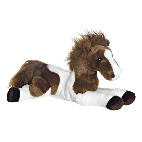 Plüschpferd mit braun-weißer Fellzeichnung, liegend mit einem freundlichen Gesichtsausdruck und einer Mähne aus weichem Material.
