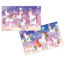 Bunte Einhörner mit Regenbogenmähnen und Schmetterlingen auf einem glitzernden Hintergrund. Zwei Szenen mit verschiedenen Posen der Einhörner.